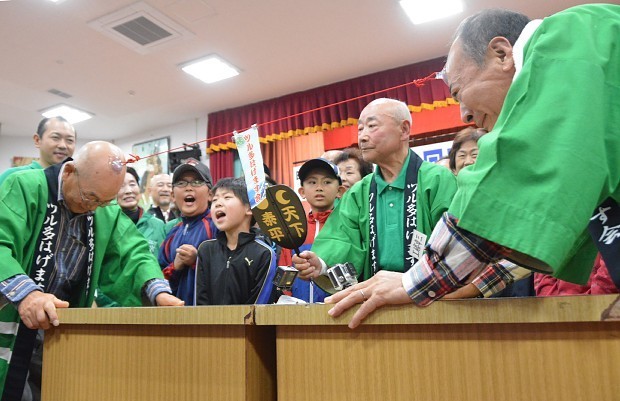 ハゲ頭綱引き：モト冬樹さんも挑戦 青森・鶴田で全国大会