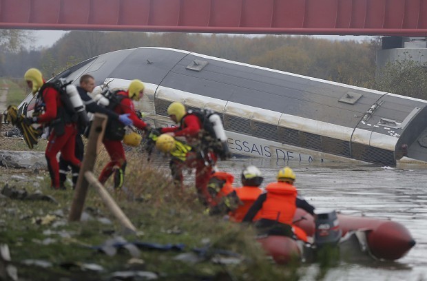 フランス高速鉄道ＴＧＶ脱線、１０人死亡 試験走行中