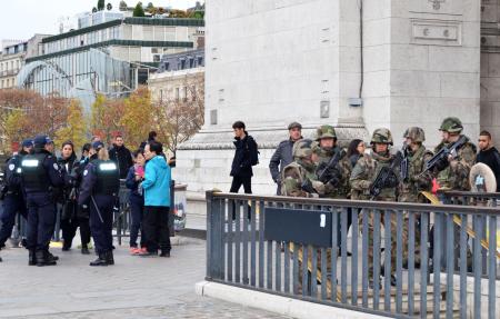 パリ同時テロ、７人の容疑者３班編成で殺傷繰り返す