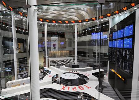 東証、８営業日ぶりに反落 - 米株安、円高を嫌気