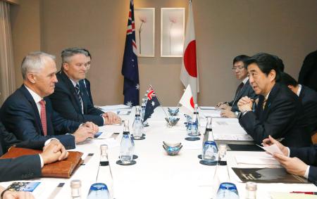 安倍首相、豪新首相と初会談 パリ同時テロ非難で一致