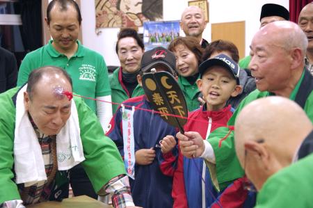 吸盤綱引き：「全国大会」初開催 “激しい”戦い、観客笑顔 鶴田 ／青森