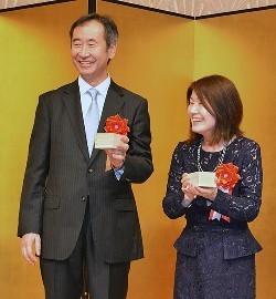 梶田さん 研究者らとともに受章の喜びを分かちあう