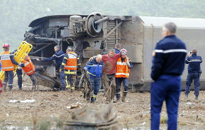 フランス：ＴＧＶ脱線、１１人死亡 ３７人負傷 試験車両速度超過か