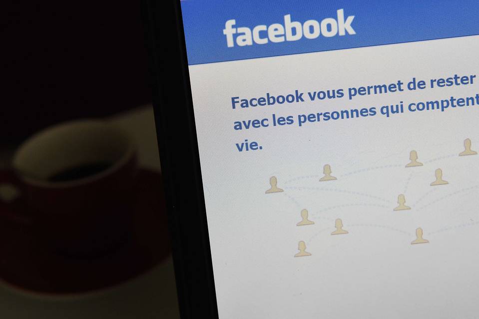 フェイスブック、パリ同時テロで安否確認機能の利用拡大検討