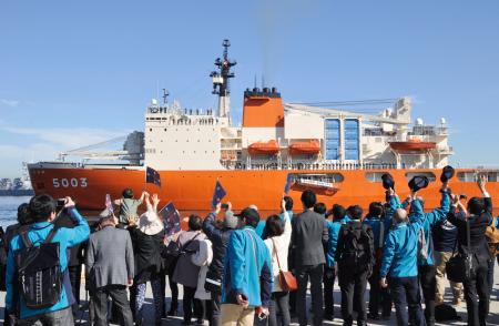 南極観測船しらせ：横須賀出港７００人見送り 南極へ