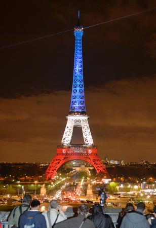 パリの夜空に浮かぶ国旗 エッフェル塔ライトアップ