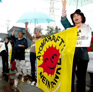 川内原発正門前、営業運転に４０人が抗議「廃炉にせよ」