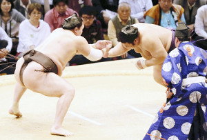 白鵬が猫だましの奇襲、栃煌山を下し１０連勝