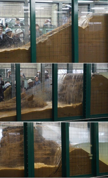 鬼怒川決壊、４分の１の模型で再現 東京理科大