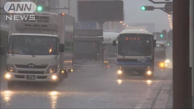 竜巻や雷雨に警戒を 九州で季節はずれの記録的強雨