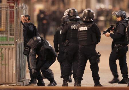 テロ主犯格関係先制圧 パリ郊外銃撃戦で容疑者２人死亡７人拘束