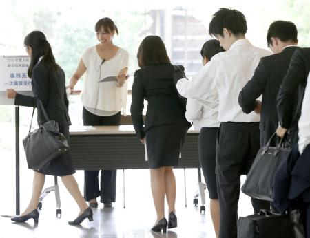 「就活長期化で負担」６割近く…繰り下げ影響 2015年11月20日 14時38分