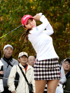 イ・ボミが単独首位…３打差の２位に渡辺彩香