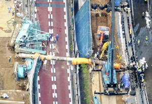 重機転倒、高速ふさぐ＝車に接触、けが人なし－東京