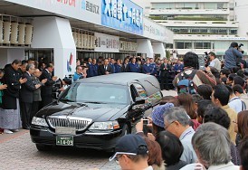 北の湖さんの遺言は土俵最優先、通常通りＶパレード