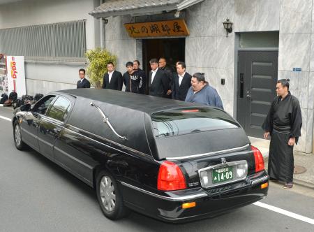 北の湖理事長、都内の部屋に無言の帰宅