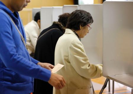 大阪ダブル選、投票進む ２２日深夜にも大勢判明