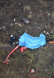 山林に小型ヘリ墜落＝高速沿い斜面、２人死亡—長野向かう途中か・群馬