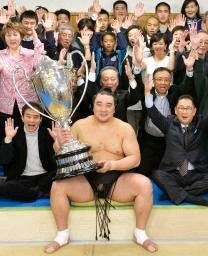 日馬富士１２場所ぶり賜杯 北の湖理事長の急死乗り越え…１８年ぶり「大入り」２桁【拡大】