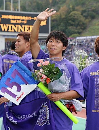 広島５発圧勝Ｖ＆年間首位 佐藤寿人Ｊ１最多得点