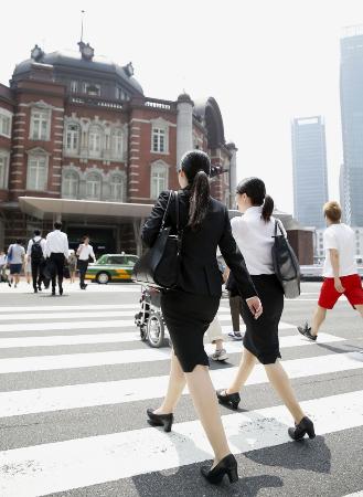 中小企業は採用苦戦 大卒内定率６６・５％ 2015年11月21日