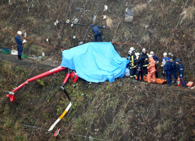 群馬・上信越道脇の斜面にヘリ墜落、２人死亡 調査官派遣へ