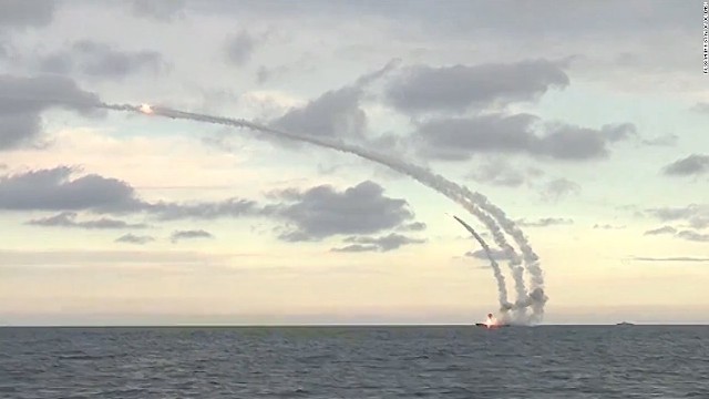 ロシア国防省、ＩＳＩＳ狙う巡航ミサイル発射のビデオ公表