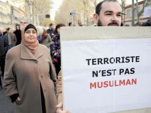 仏「イスラム嫌悪」拡大…暴力・嫌がらせ増加 2015年11月23日 09時58分