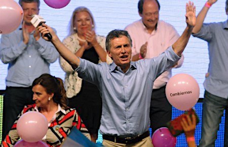 アルゼンチン大統領選、中道右派の野党候補が当選確実に