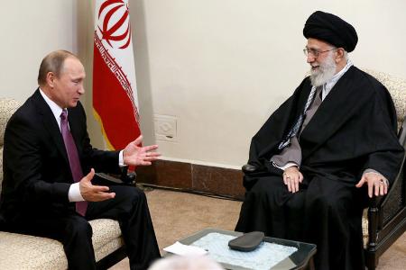 プーチン大統領が８年ぶりイラン訪問 シリア情勢で連携