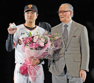 高橋監督に長嶋さん卒業証書 直筆ボールに「勝つ」