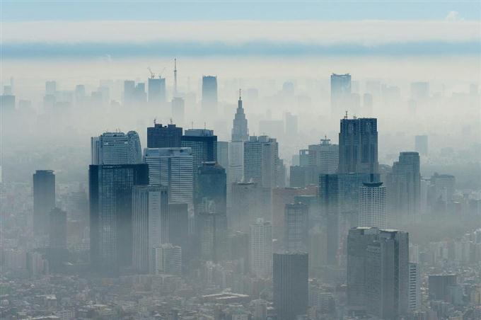 雨上がりの都心にもや 冬型近づく日本列島