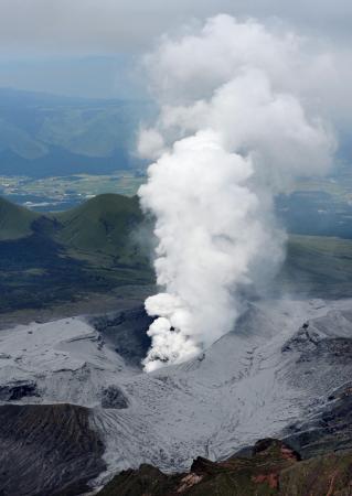阿蘇山、警戒レベル引き下げ…火口周辺規制に 2015年11月24日 19時31分