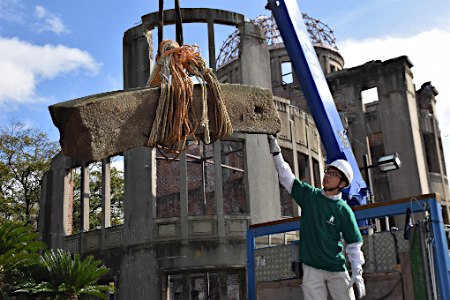 被爆バルコニーの一部引き揚げ 広島、原爆ドーム破片