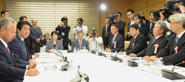 諮問会議：首相、最低賃金１０００円指示 年３％増めど