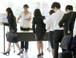 政府、経団連以外も日程順守を 就活前倒し、１２月に要請文