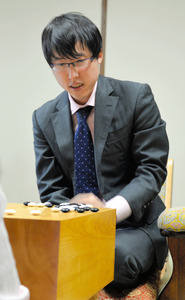 囲碁・井山名人、六冠に復帰 天元を奪還