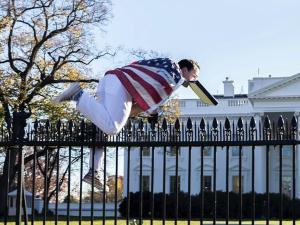 星条旗まとった男、ホワイトハウス庭に侵入 2015年11月27日 21時21分