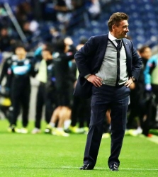 浦和サポが選手バスに向かい…ペトロ監督に「気持ちが見えない」