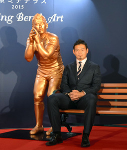 東京）五郎丸ポーズ、一緒にどう？ 丸の内ベンチアート