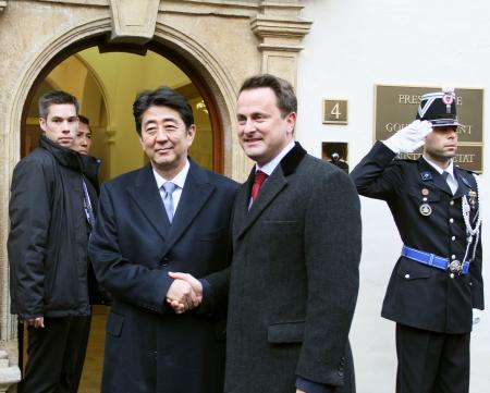 ルクセンブルク首相と会談 テロ対策で協力確認