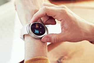 au史上最薄の5.7型スマホ「Galaxy A8」。円形有機ELスマートウォッチ「Gear S2」も