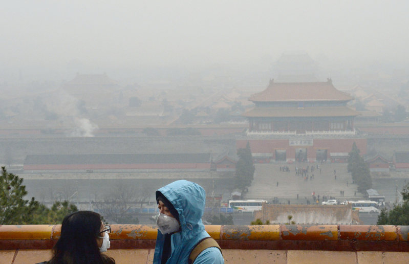 大気汚染、生活に影響 北京で「最悪」警報 車両規制、小中学校は休校