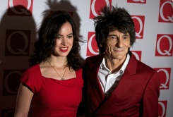 ストーンズのＲ・ウッドさん、６８歳で双子のパパに