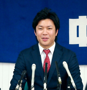 中日・大野、夢の１億円台で更改 平田は保留