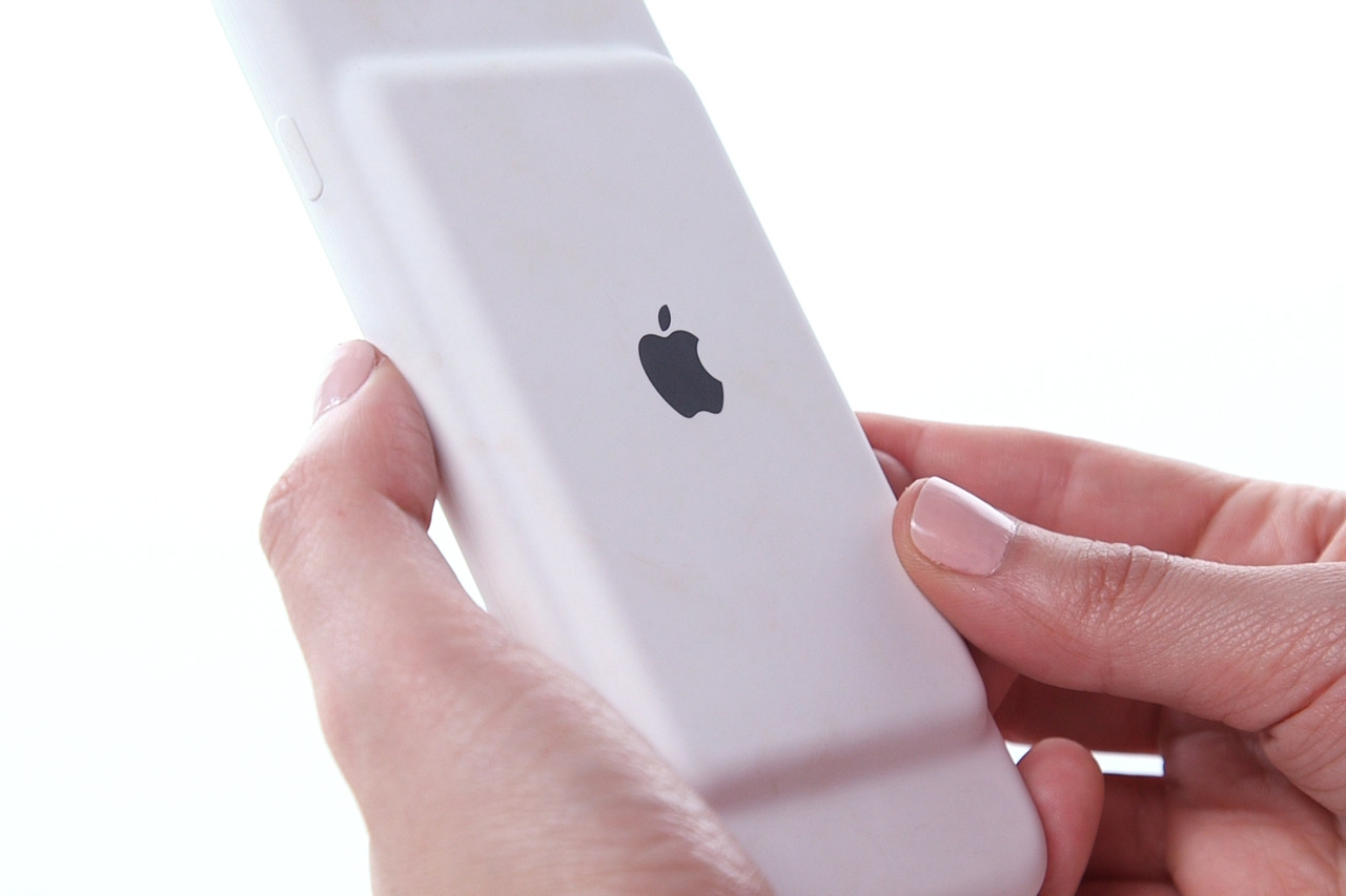 アップル純正iPhone充電ケースは必需品か：WSJレビュー