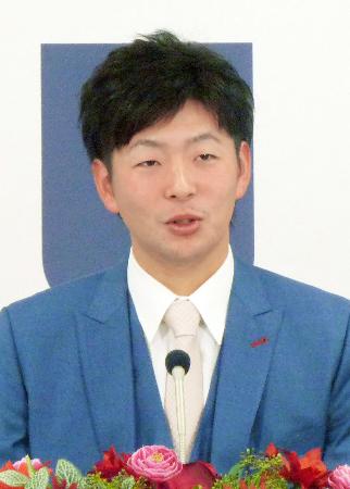 広島・大瀬良、マエケンから「１５勝してくれ」 １１００万円増でサイン