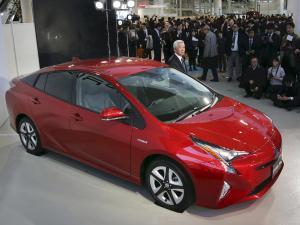 新プリウス発売 予約６万台、５カ月待ち