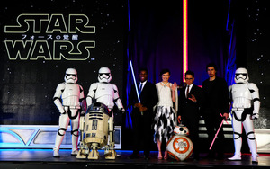 Ｒ２―Ｄ２登場に歓声 スター・ウォーズ、監督ら来日